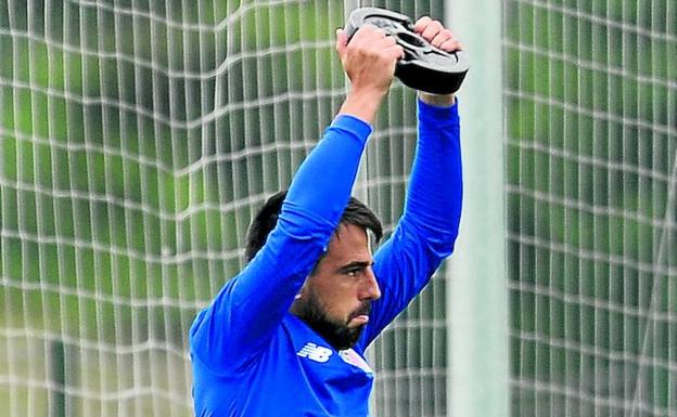 Beñat salta con una pesa en un entrenamiento en Lezama.