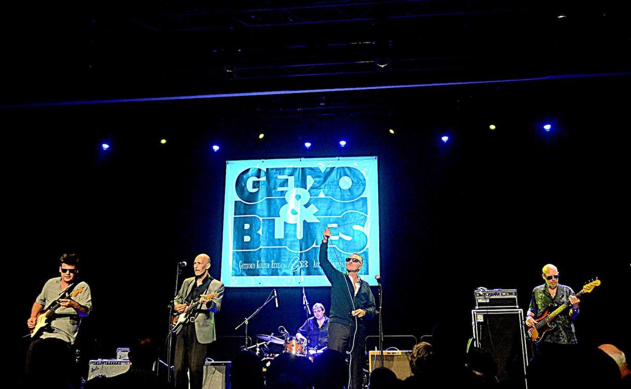 El quinteto londinense bajo el clásico logotipo del Getxo & Blues. 