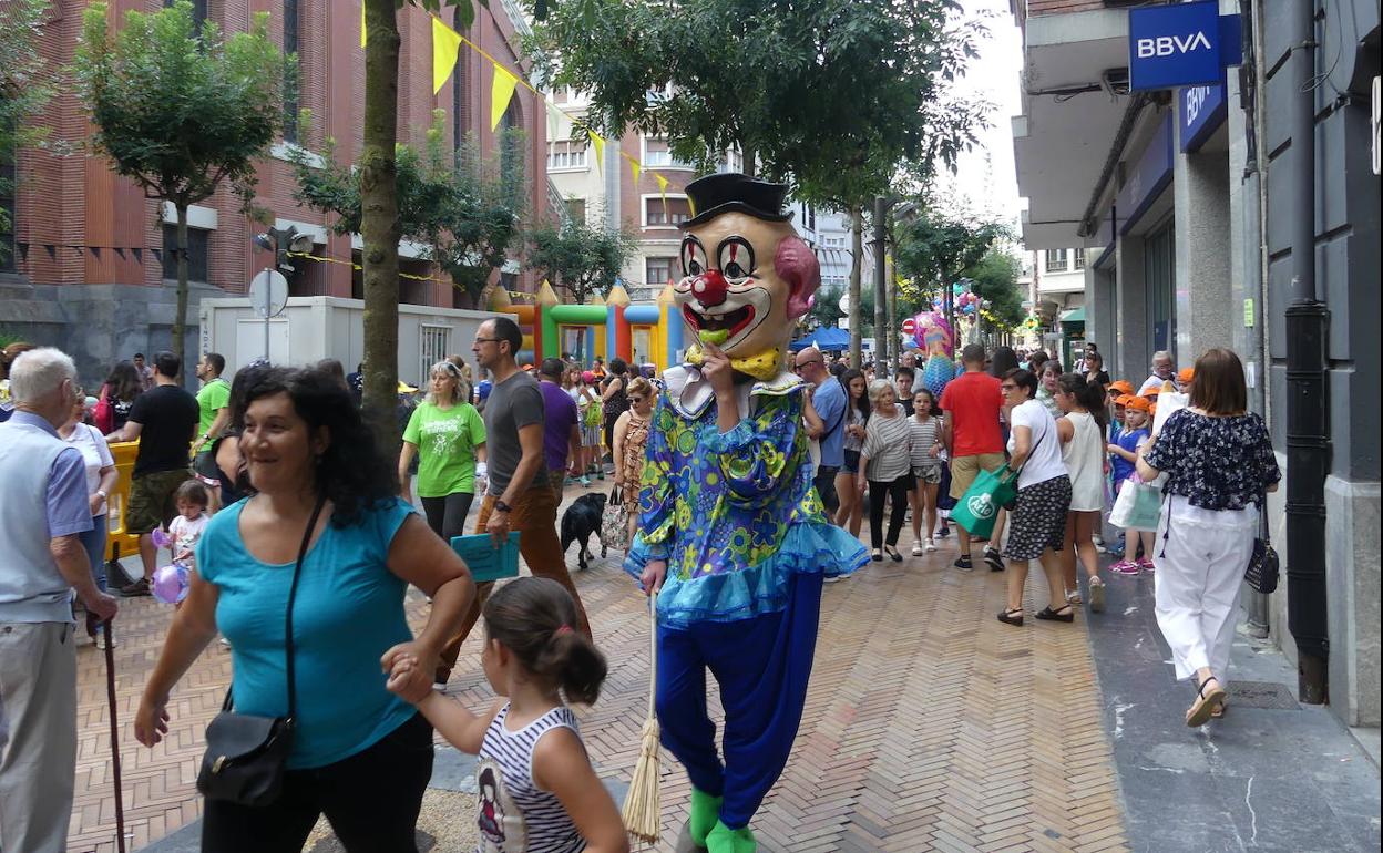 Desfile de cabezudos en el centro del municipio fabril. 
