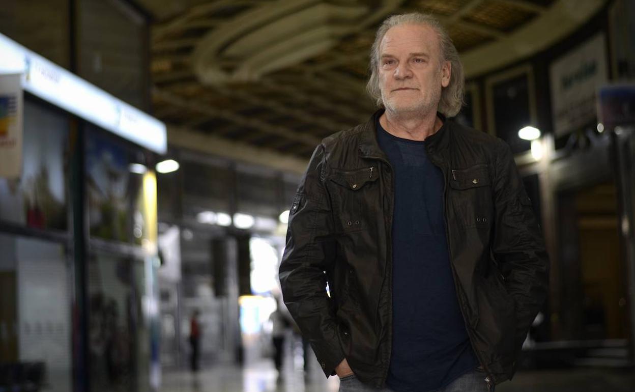 Lluís Homar defiende que no hay nadie mejor que nadie, «todos somos frágiles y estamos asustados».