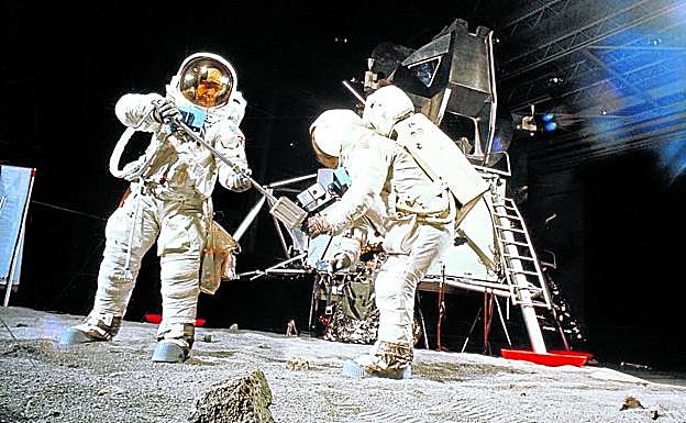 Entrenamiento. Aldrin yArmstrong practican la recogida de muestras en Houston en abril de 1969. 