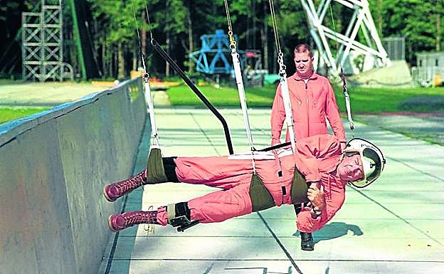 Colgado. El periodista Walter Cronkite prueba el Simulador de Paseos a Gravedad Reducida de Langley en agosto de 1968.