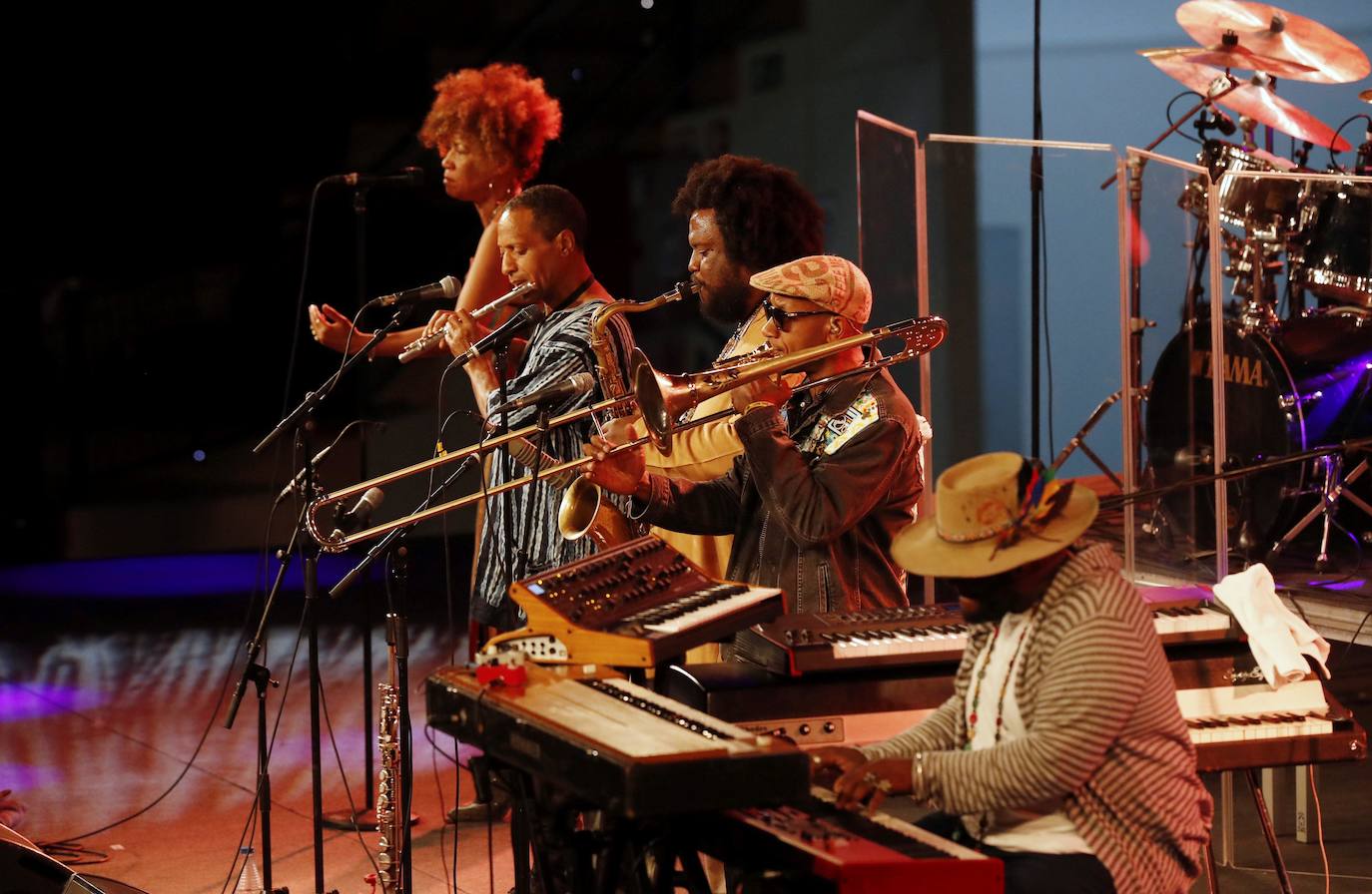 Kamasi Washington y su banda arrollaron con música contemporánea y pusieron la guinda al festival, en el cierre de una gran jornada en Mendizorroza