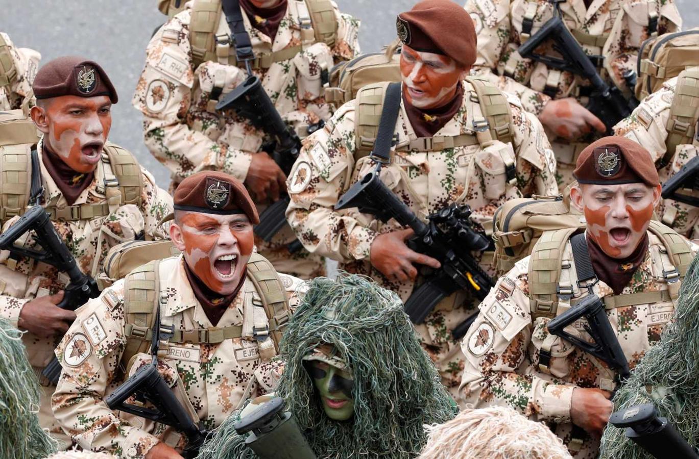 Miembros de las Fuerzas Armadas de Colombia en el desfile conmemorativo del 209 aniversario de la independencia 