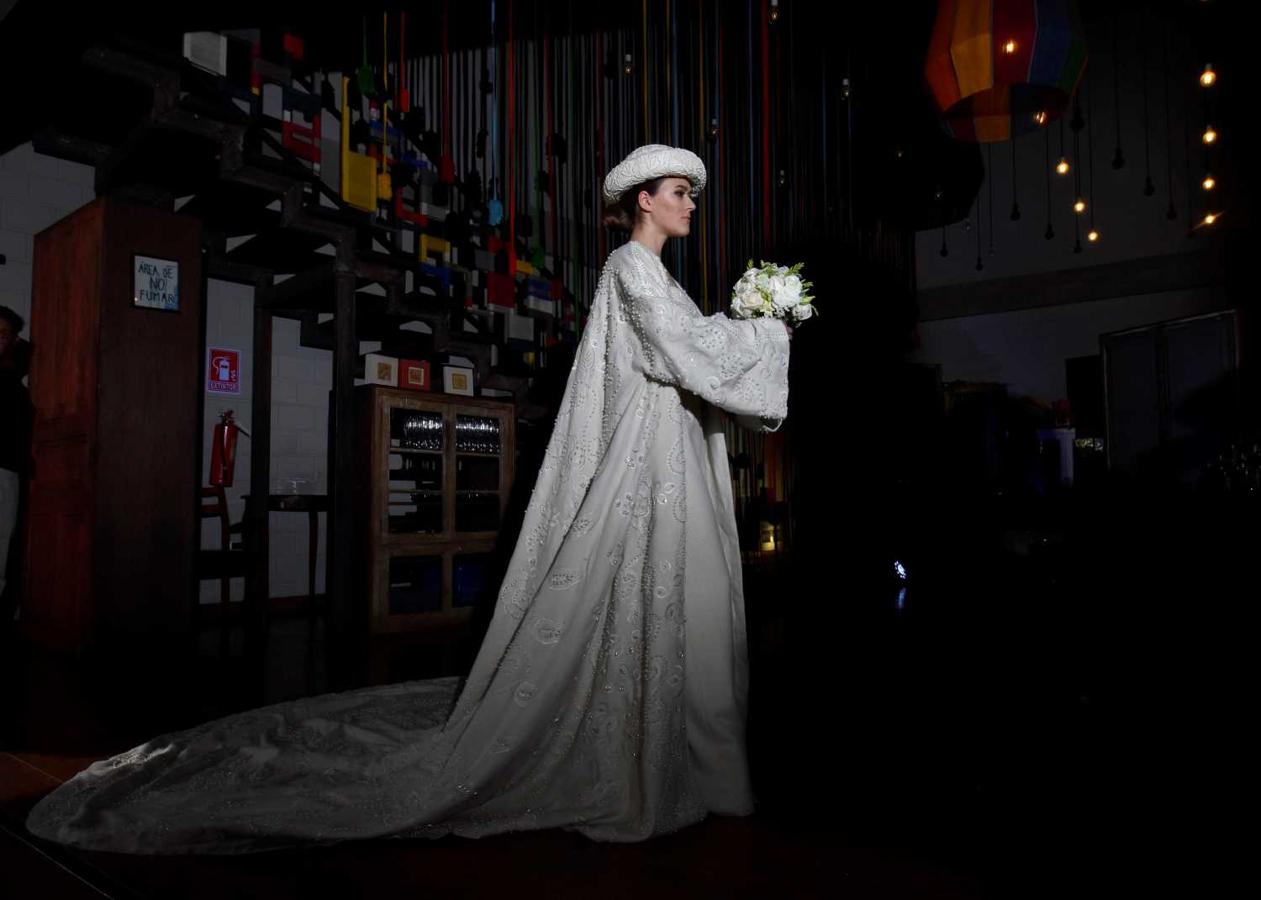 Exhibición de moda durante la muestra de alta costura y alta gastronomía "Interculturalidad" en La Paz (Bolivia)