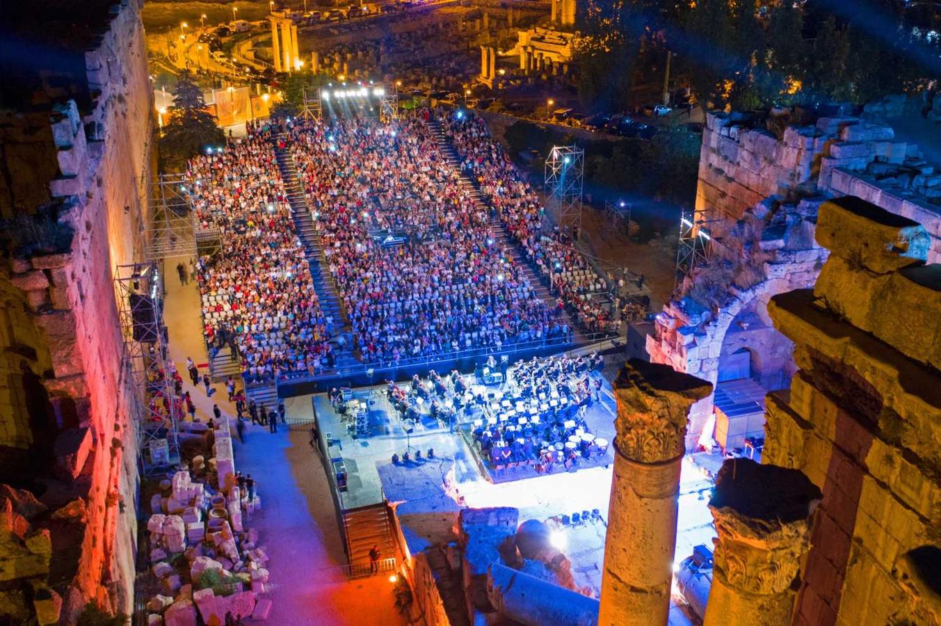 Cientos de personas asisten al concierto del cantante palestino Mohammed Assaf en el Festival Internacional de Baalbeck (BIF) en Baalbeck (Líbano)
