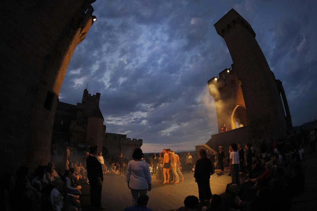 Los bailarines de danza 'Erritu' durante su actuación en el Castillo de Olite