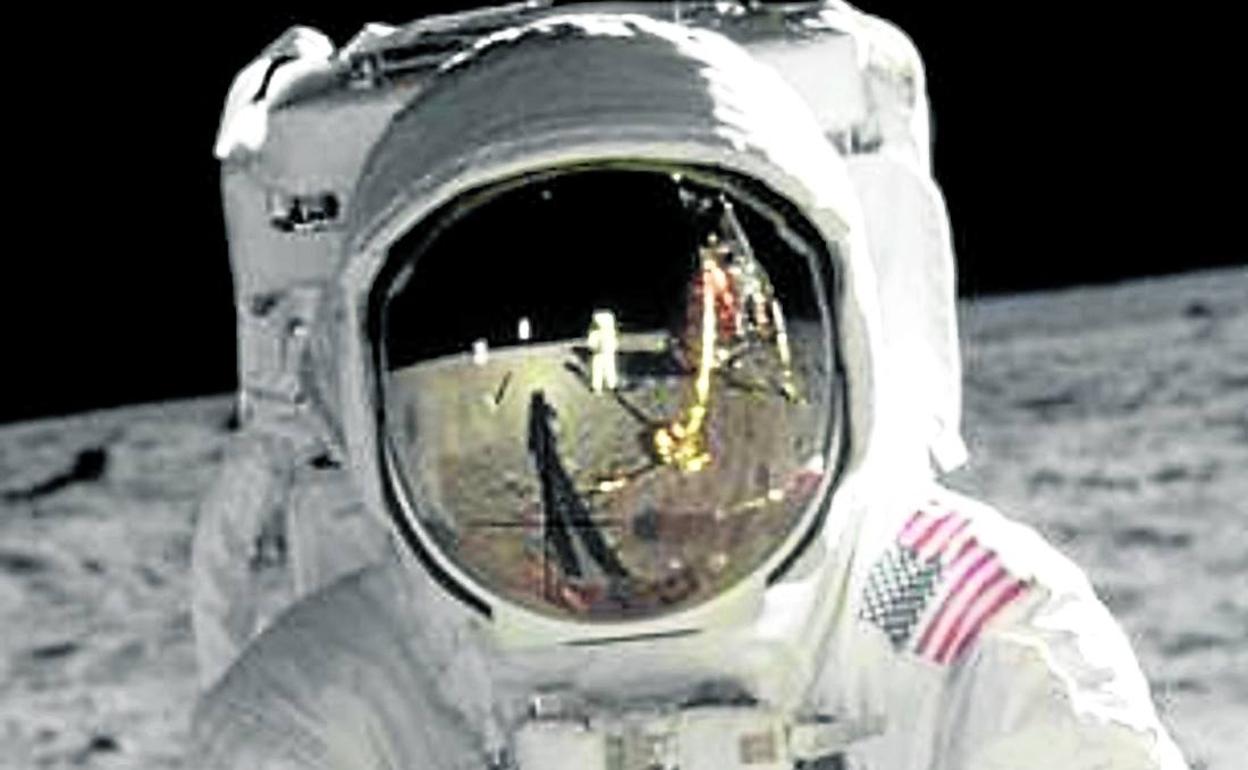 Dos hombres caminan por la Luna