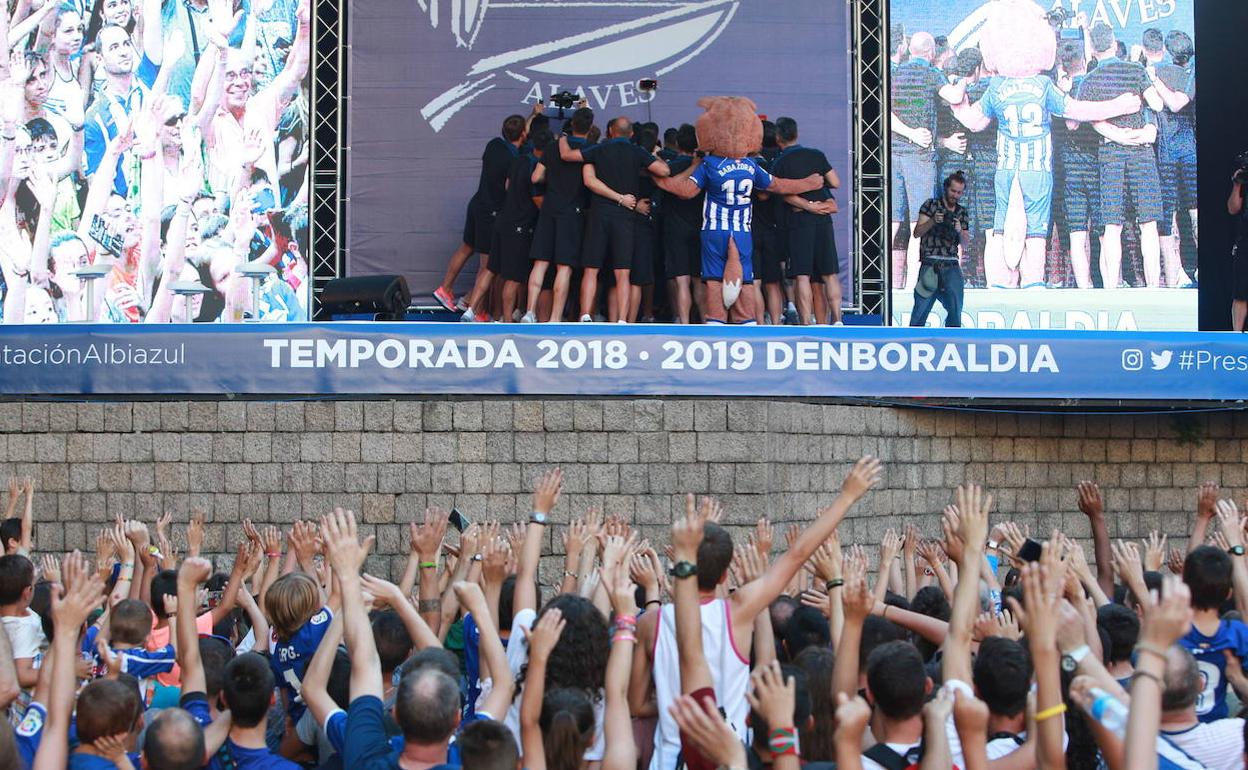 Presentación del Alavés en la plaza de los Fueros el año pasado. 