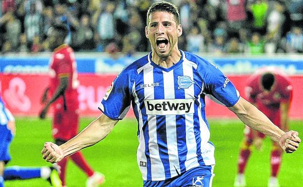 Calleri, uno de los cedidos la pasada temporada, celebra un gol en Mendizorroza.