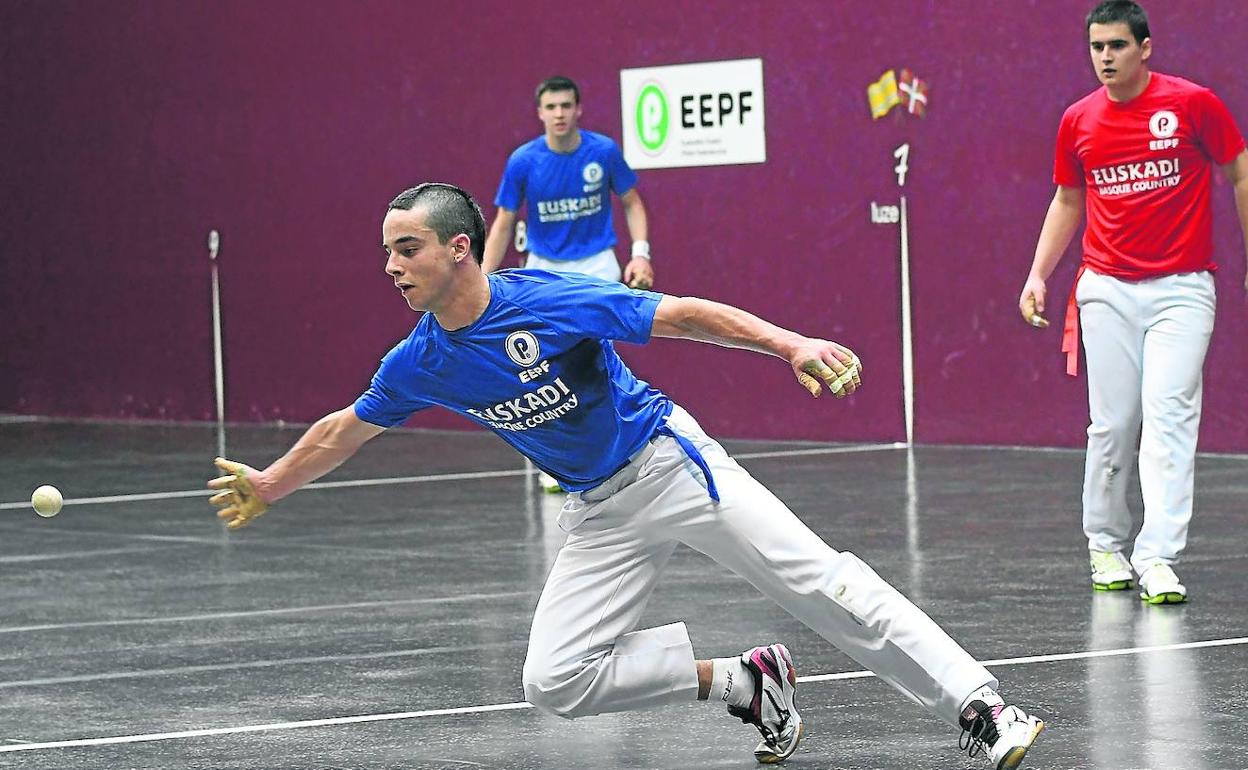 Urigoitia y Erkiaga I, de azul, consiguieron el punto definitivo en juveniles para Zeanuri.