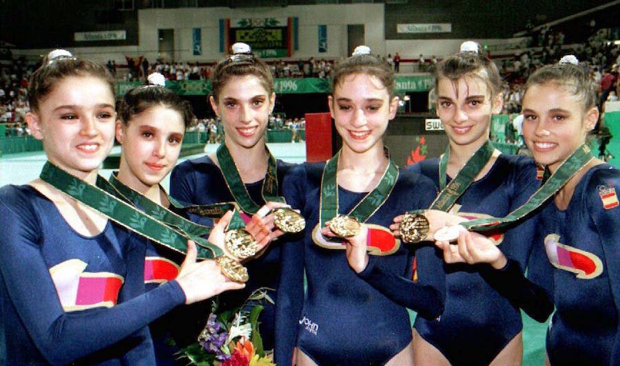 Tania Lamarca, Lorena Guréndez, Estíbaliz Martínez, Marta Baldó, Nuria Cabanillas y Estela Giménez con sus medallas de oro en Atlanta 96.