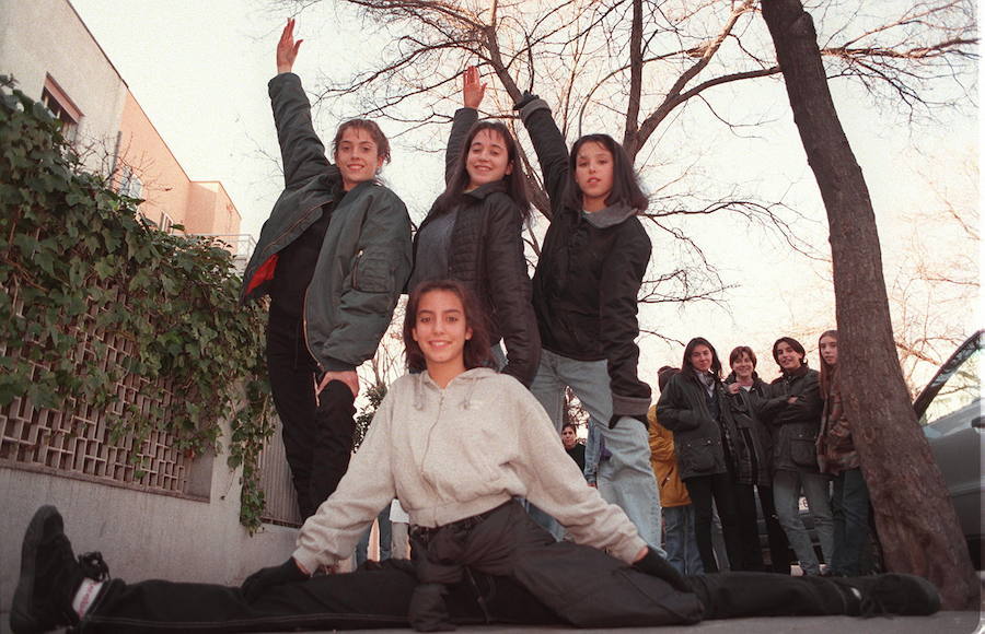 Las niñas de Oro saludan a la cámara en Vitoria en 1996.