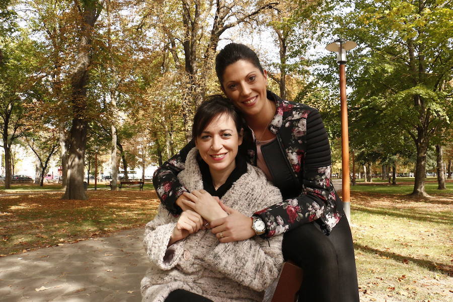 Estíbaliz Martínez y Lorena Guréndez, compañeras en el equipo de gimnasia rítmica, en el parque del Prado.