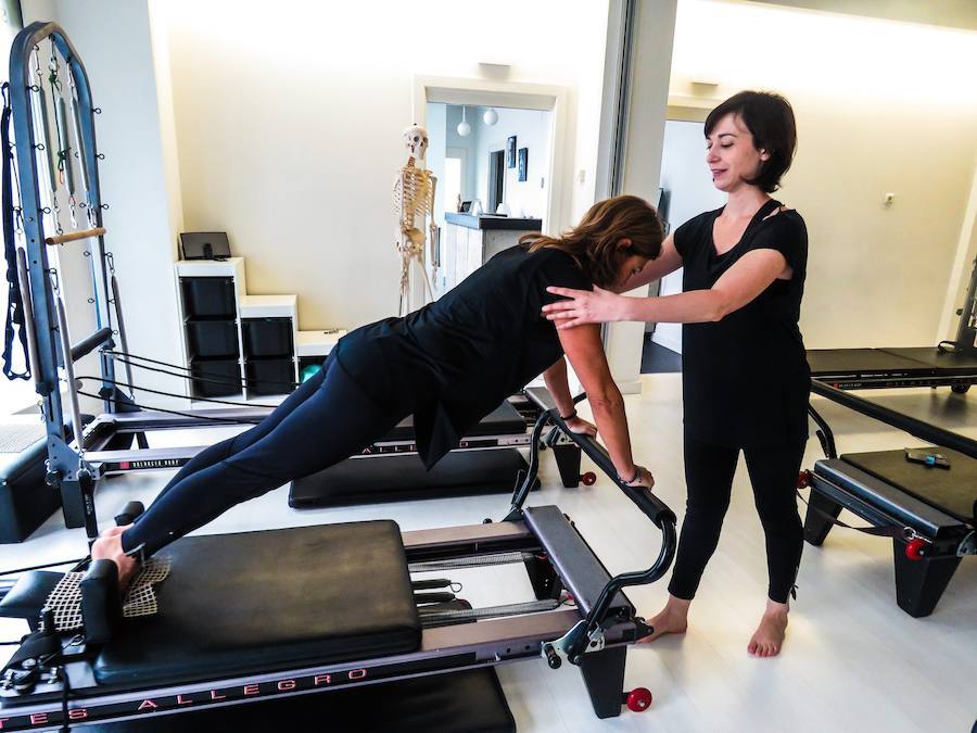 La exgimnasta Estíbaliz Martínez da clases en Studio Pilates, en Vitoria.