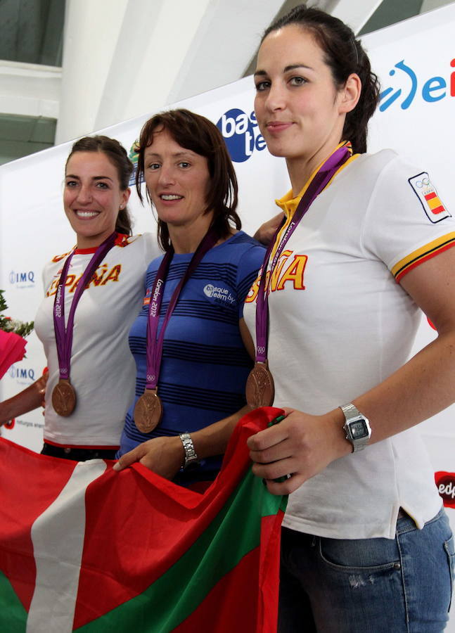 Eli Pinedo, Maider Unda y Patri Elorza en su regreso a España con sus medallas de bronce de Londres 2012.