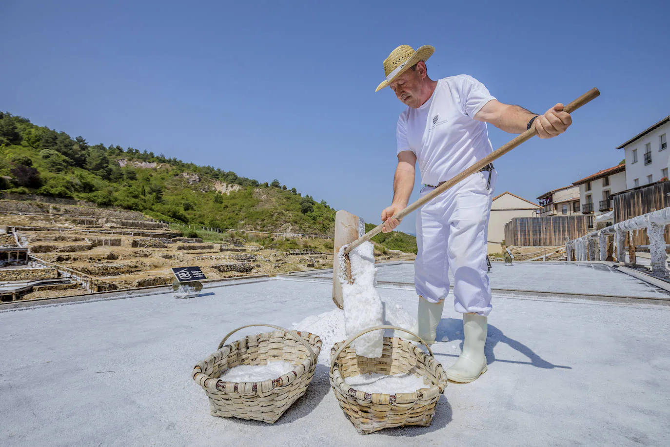 Fotos: El cocinero alavés Iñaki Murua inaugura la cosecha de la sal