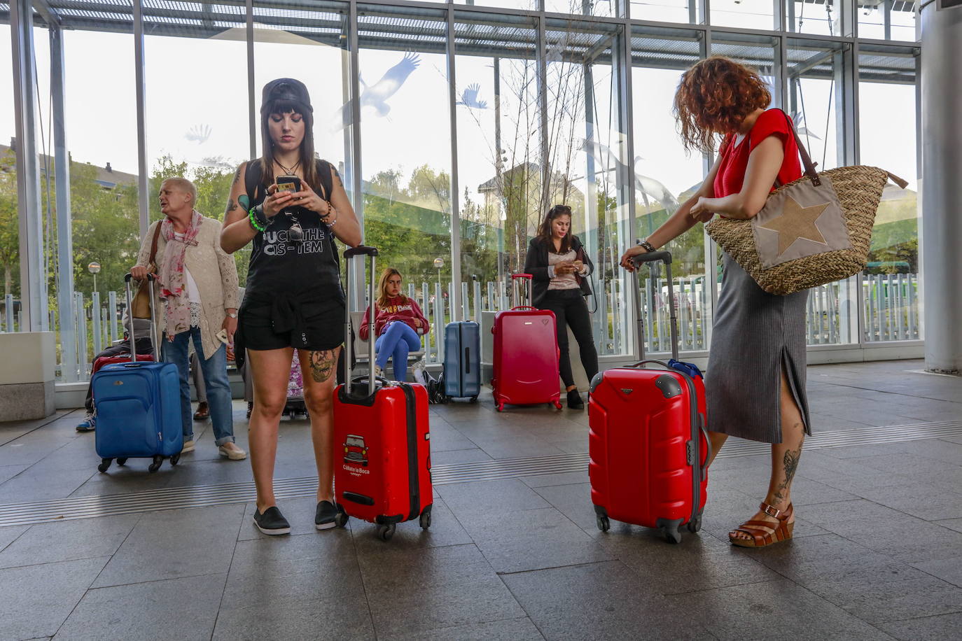 Turistas con sus maletas en la estación de autobuses de Vitoria. 