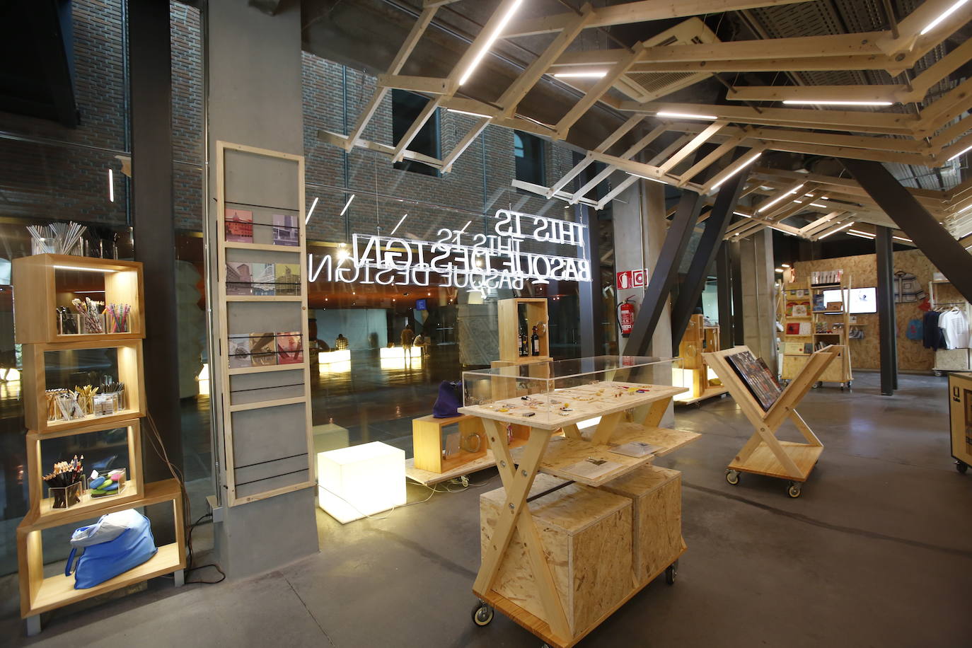 La Alhóndiga abre un espacio de 150 metros cuadrados para vender productos de artistas de Euskadi, Navarra y Aquitania