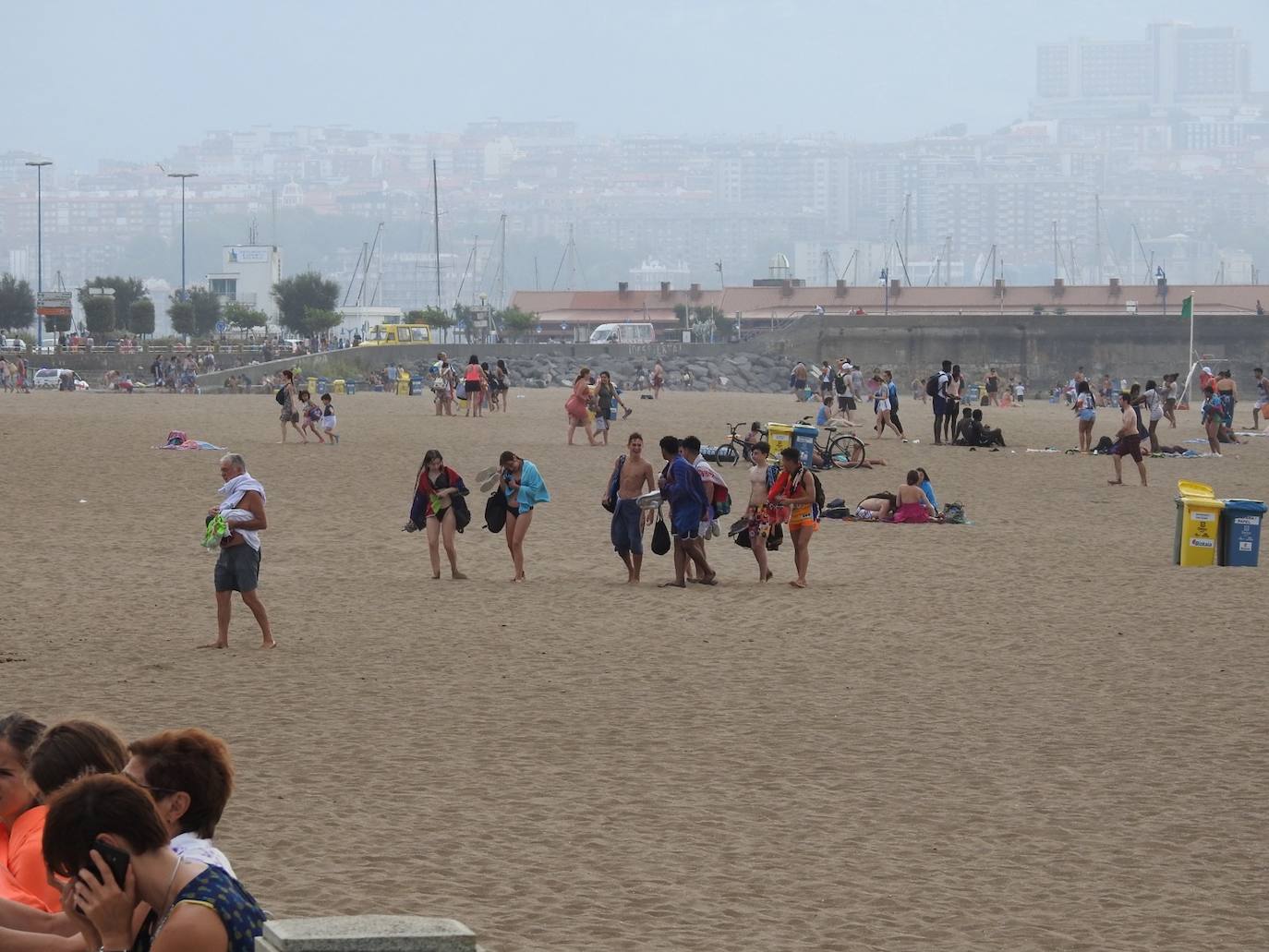Fuertes rachas de viento en la playa de Ereaga tras una jornada en la que los termómetros han superado los 40 grados en Bizkaia.