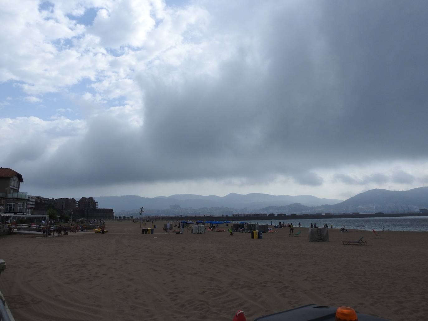 Fuertes rachas de viento en la playa de Ereaga tras una jornada en la que los termómetros han superado los 40 grados en Bizkaia.