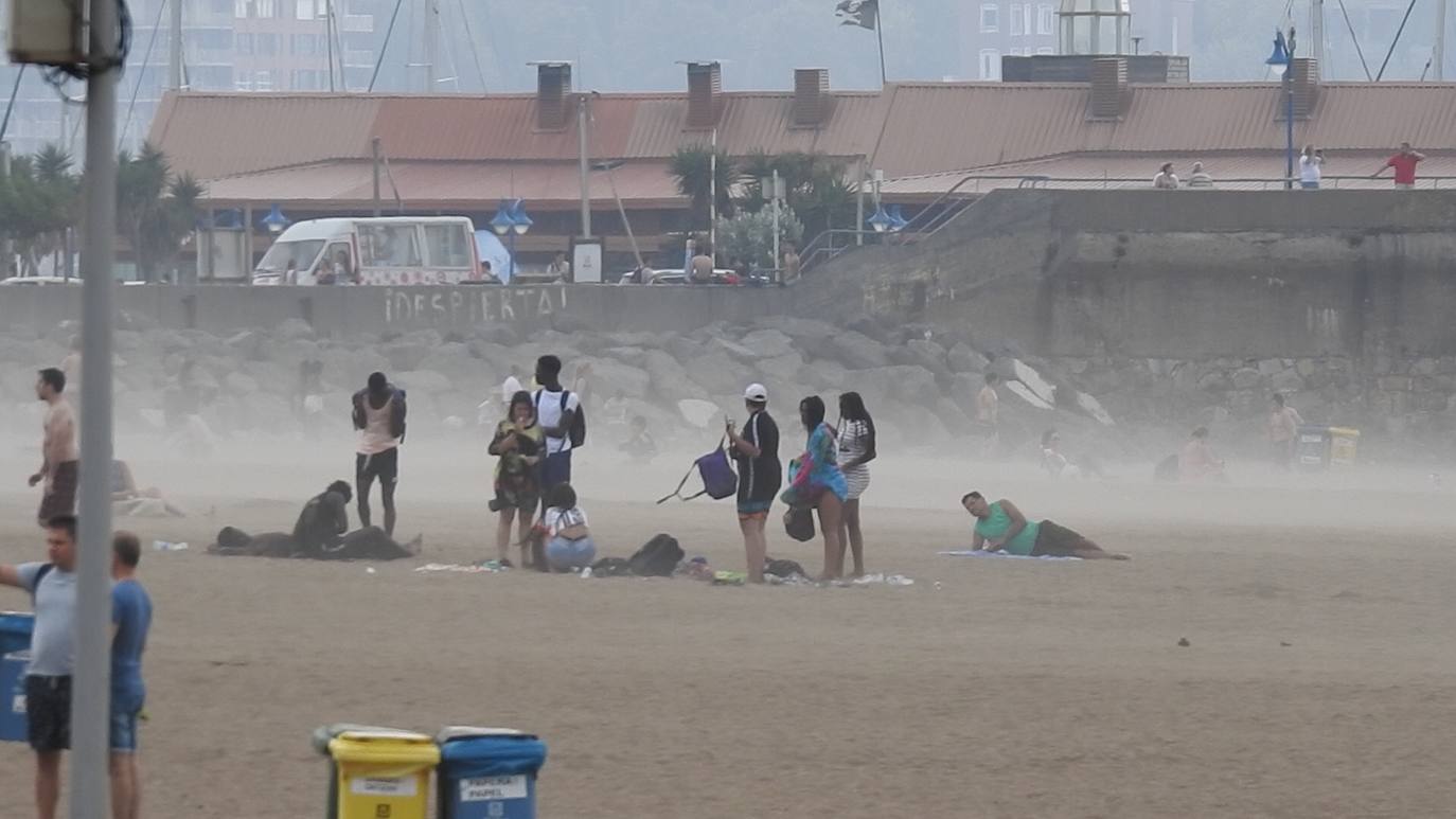 Fuertes rachas de viento en la playa de Ereaga tras una jornada en la que los termómetros han superado los 40 grados en Bizkaia.