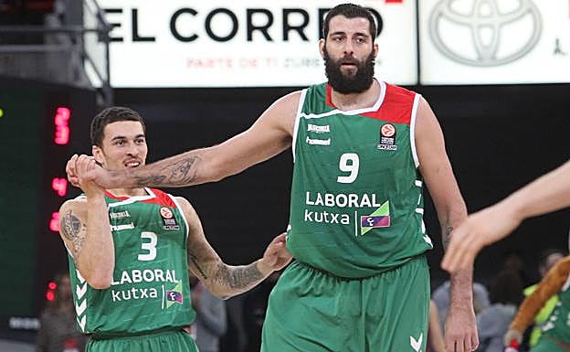 Mike James y Bourousis durante un partido contra el Brose Basket