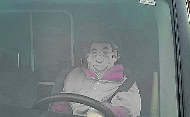 Uno de los hinchables dentro de una ambulancia en Arrigorriaga.