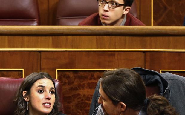 El líder de Podemos, Pablo Iglesias (d) y la portavoz parlamentaria, Irene Montero (2d), pareja sentimental de Igelsias, durante un pleno del Congreso, en la parte de atras Iñigo Errejón