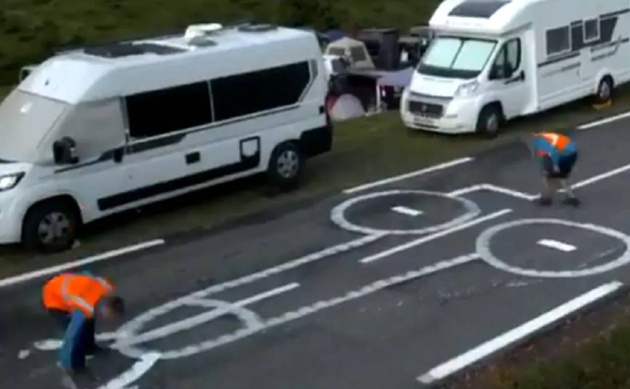 Dos operarios del Tour 'disimulan' los penes pintados en la carretera