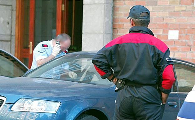 Agentes de la ertzaintza en una inspección.