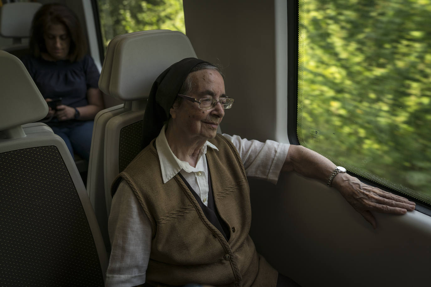 La misionera carmelita Begoña se dirige de Zarautz a San Sebastián. 