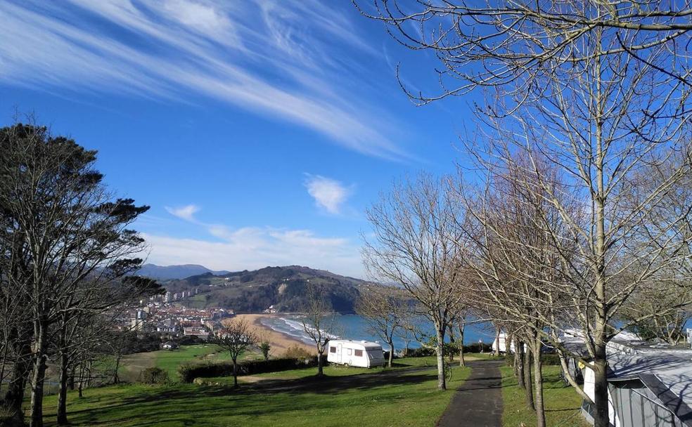 El camping de Zarautz se sitúa en un alto con vistas sobre la playa.