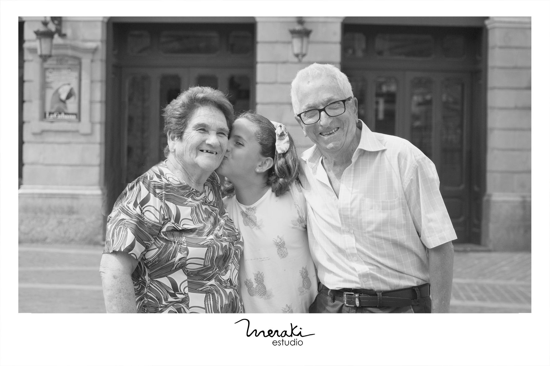 El estudio de fotografía Meraki Estudio ha organizado una quedada este viernes en Bilbao para todos aquellos aitites que quieran inmortalizan un bonito recuerdo con sus nietos