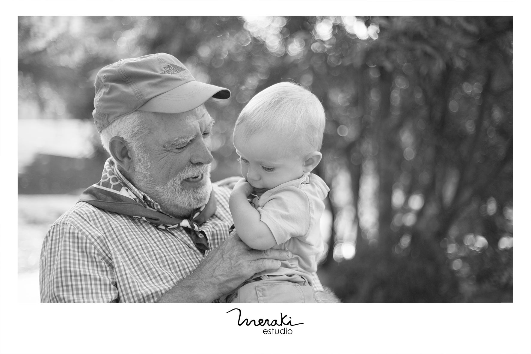 El estudio de fotografía Meraki Estudio ha organizado una quedada este viernes en Bilbao para todos aquellos aitites que quieran inmortalizan un bonito recuerdo con sus nietos