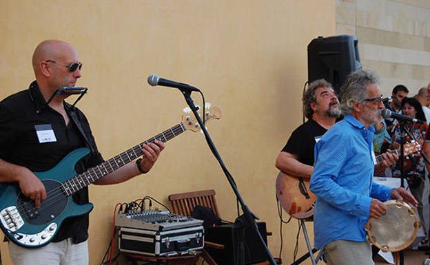 Un banda toca en la bodega.