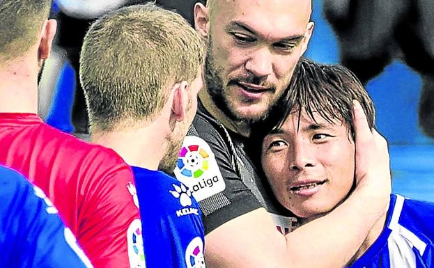 El portero del Eibar Dmitrovic abraza a Inui, que le batió en su último enfrentamiento.