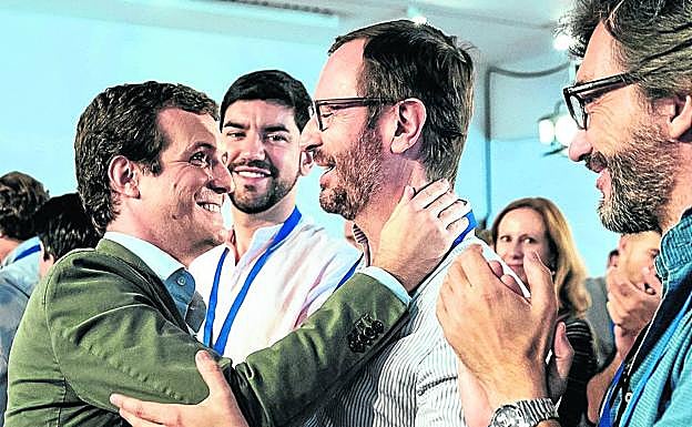 Casado saluda a Maroto el pasado fin de semana en Vitoria.