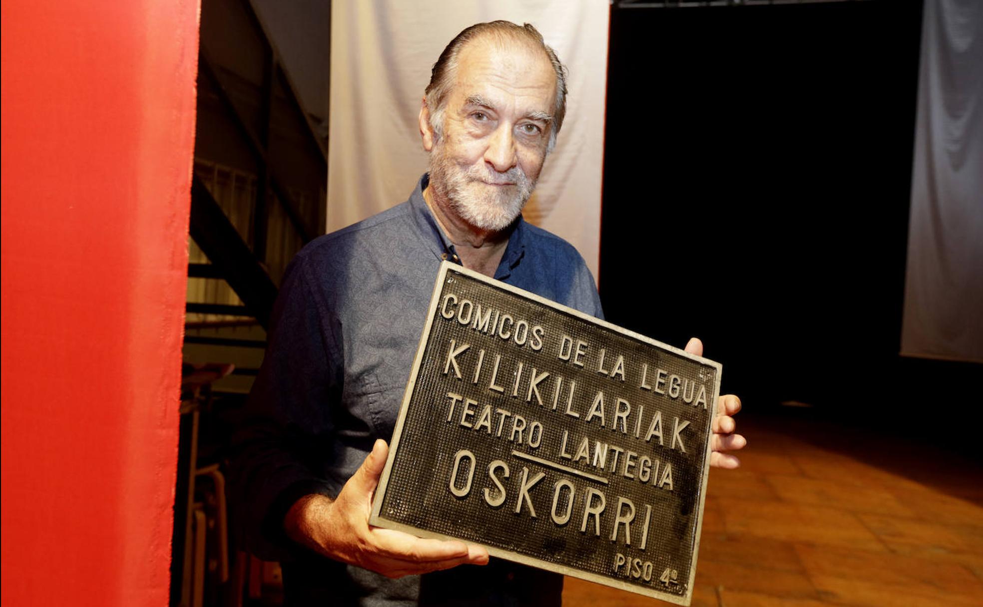 Ramón Barea, fundador de Cómicos de la Legua, con la placa que colgaba en los locales de la compañía en Bolueta.