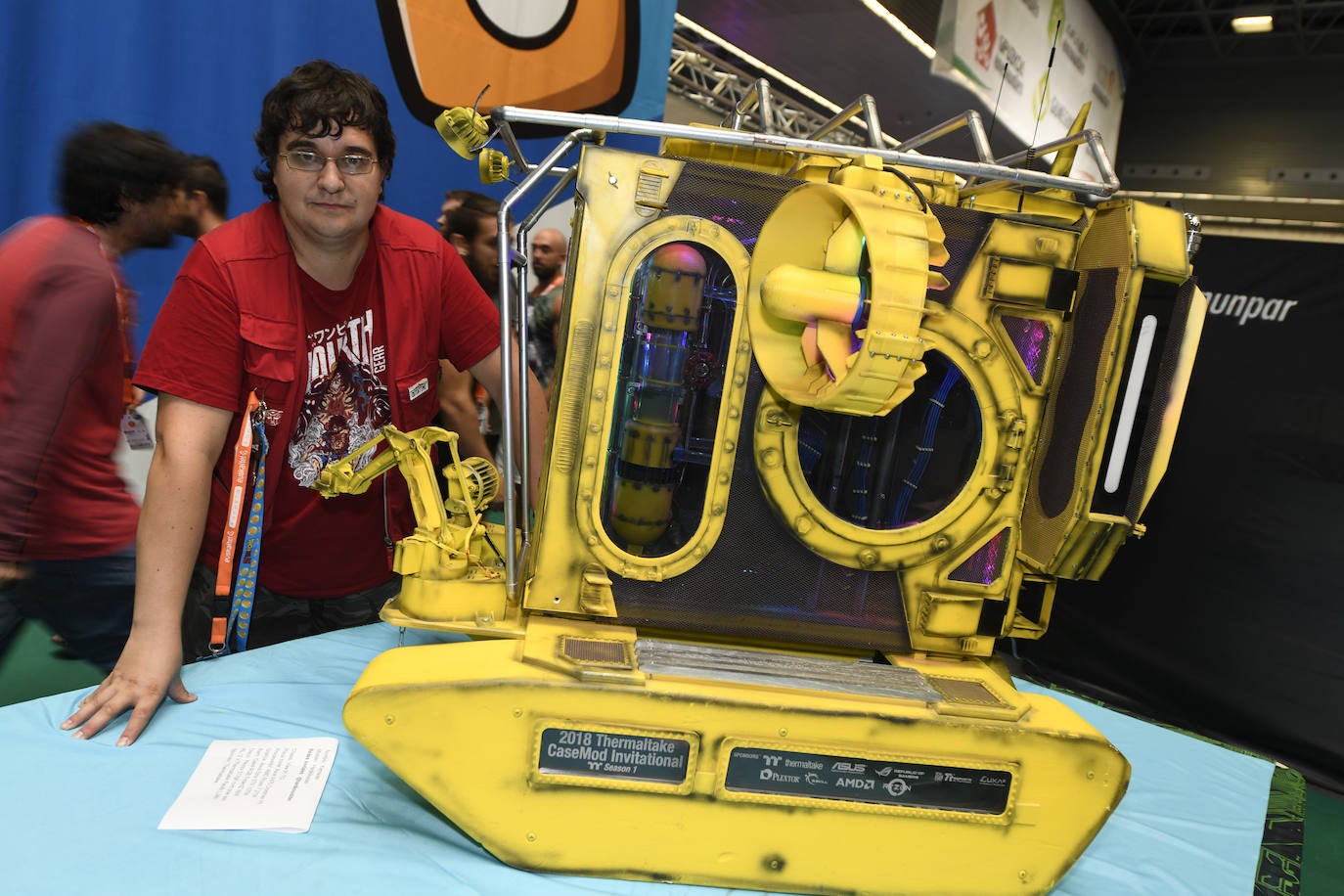 Aitor Larrañaga, vecino de Urretxu. Posa junto a su submarino campeón del mundo. Cuenta que hacer esta obra se inspiró en la mítica canción de los Beatles 'Yellow Submarine'. Ahora cuando vuelve a casa de trabajar se sienta «más o menos una hora». «Empezó siendo un hobby que ha ido creciendo», comenta.