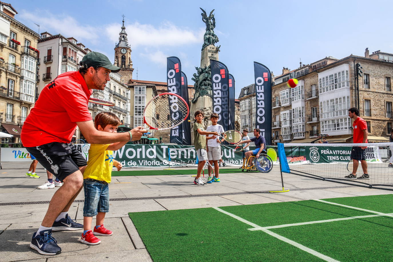 Actividades en la plaza de la Virgen Blanca previas al World Tennis Tour. 