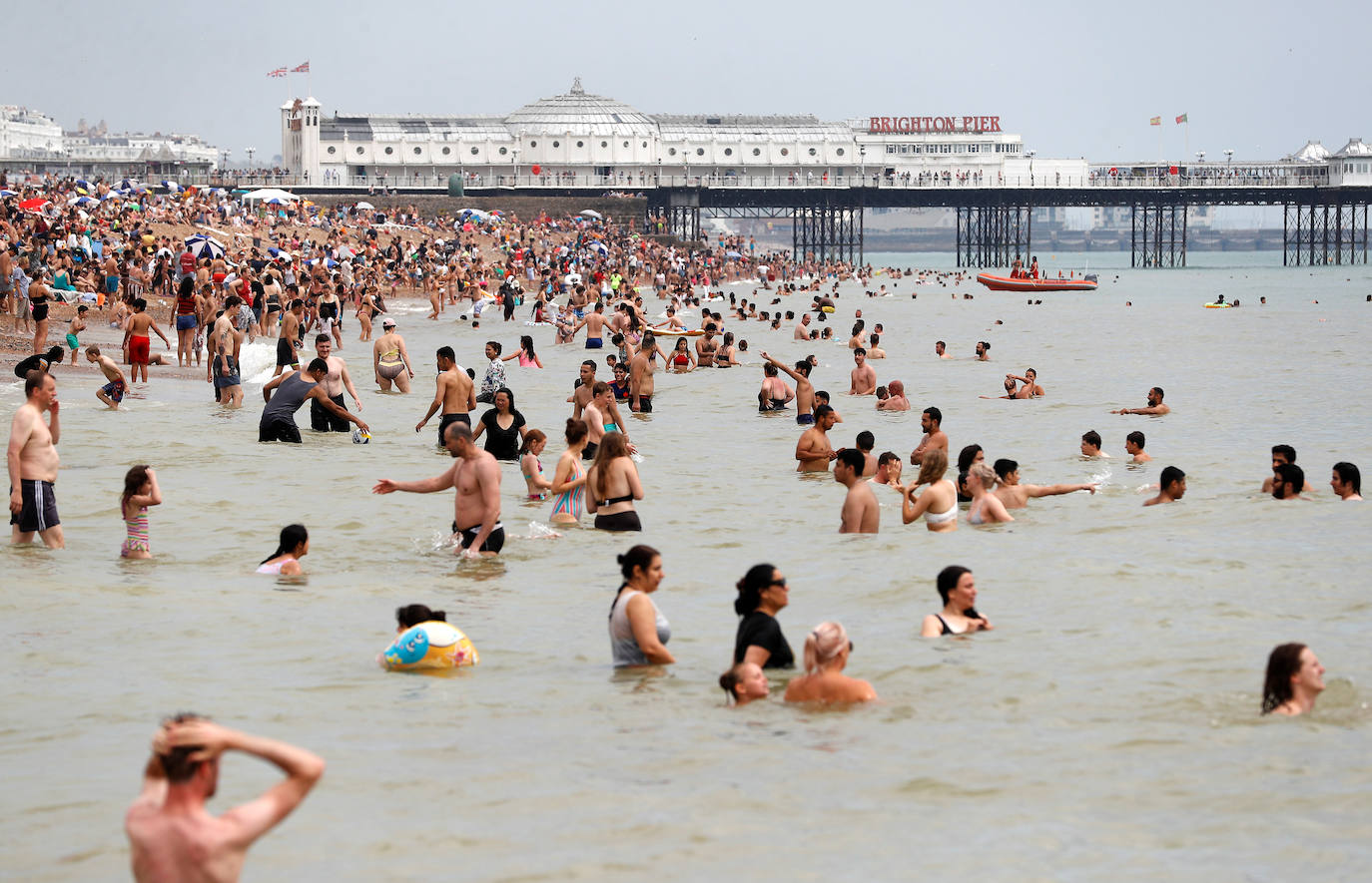 Personas disfrutan de un día de playa en Brighton, Reino Unido.