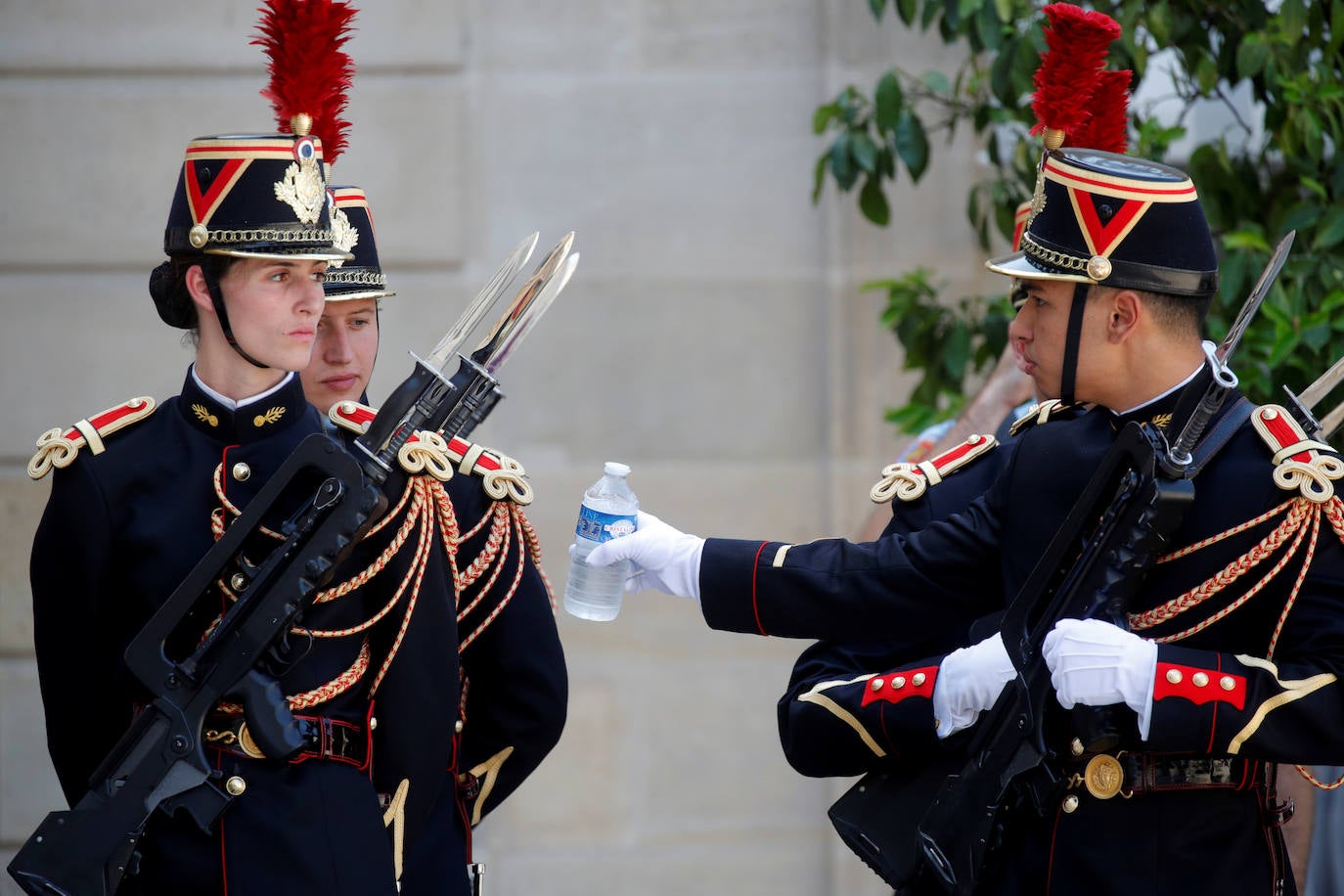 Un guardia francés sostiene una botella de agua a las afueras del Palacio del Elíseo, en Paris, Francia. 