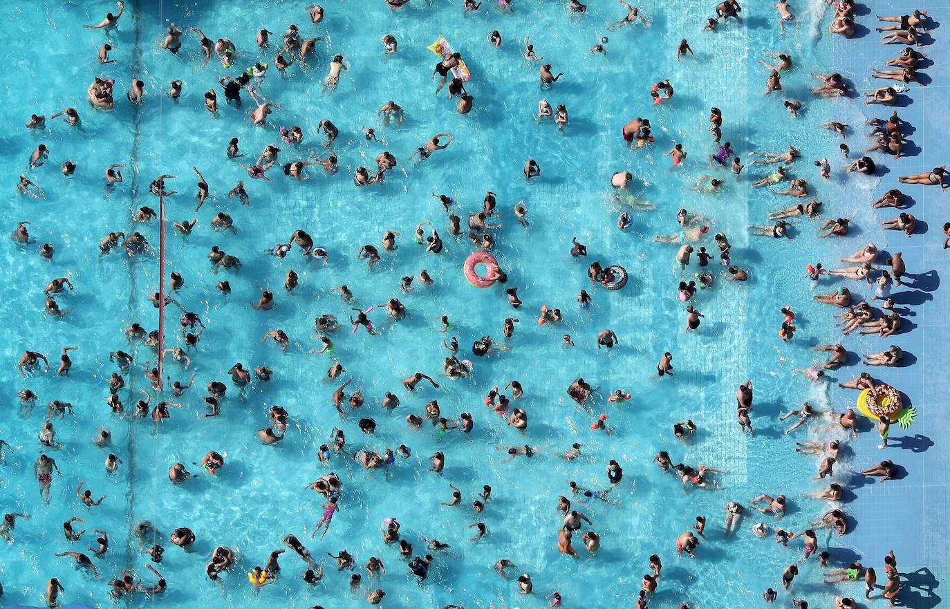 Vista aérea de una piscina municipal de Essen, en Alemania.