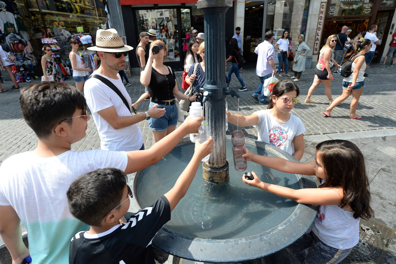 Personas llenan sus botellas de agua en Bruselas, Bélgica.