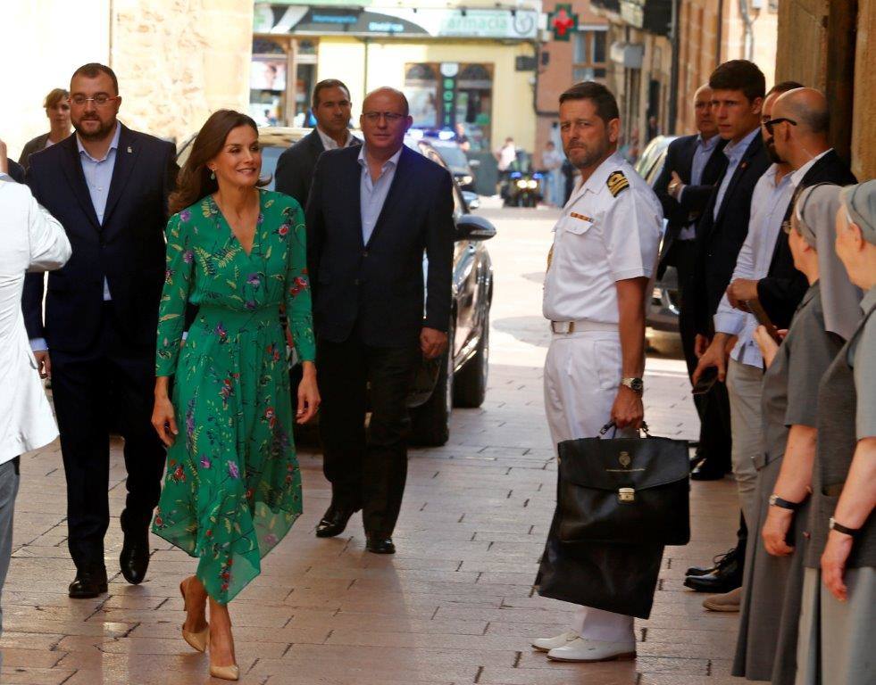 La reina ha clausurado este viernes su agenda oficial de la semana con un acto en su tierra. Doña Letizia ha presidido una vez más en Oviedo la conferencia inaugural de los cursos de verano de la Escuela Internacional de Música de la Fundación princesa de Asturias. En esta ocasión, se ha decantado por un diseño en color verde con motivos flores y falda asimétrica 'midi' muy favorecedor. Pertenece a la firma parisina Maje, a la que hasta ahora nunca había recurrido, por lo que se trata de una gran novedad en su armario. Se trata de un modelo de la colección primavera-verano de la marca, y hasta ahora se encontraba rebajado de 225 euros a 180. Sin embargo, malas noticias para las seguidoras de su estilo, porque está agotado en todas las tallas. Completa el look con unos stilettos destalonados de charol en tono nude de Carolina Herrera, que ya tiene en negro, azul marino y rojo. De joyas, Letizia ha elegido unos pendientes desmontables de aro dorado con piedras verdes en forma de talla lágrima de Coolook, una de sus joyerías favoritas.