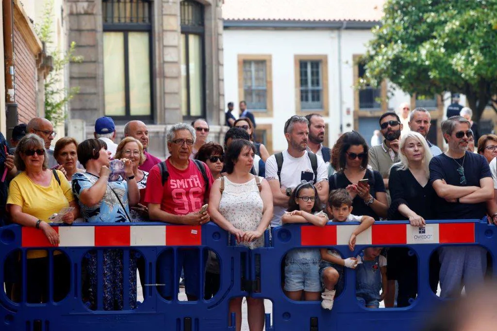 La reina ha clausurado este viernes su agenda oficial de la semana con un acto en su tierra. Doña Letizia ha presidido una vez más en Oviedo la conferencia inaugural de los cursos de verano de la Escuela Internacional de Música de la Fundación princesa de Asturias. En esta ocasión, se ha decantado por un diseño en color verde con motivos flores y falda asimétrica 'midi' muy favorecedor. Pertenece a la firma parisina Maje, a la que hasta ahora nunca había recurrido, por lo que se trata de una gran novedad en su armario. Se trata de un modelo de la colección primavera-verano de la marca, y hasta ahora se encontraba rebajado de 225 euros a 180. Sin embargo, malas noticias para las seguidoras de su estilo, porque está agotado en todas las tallas. Completa el look con unos stilettos destalonados de charol en tono nude de Carolina Herrera, que ya tiene en negro, azul marino y rojo. De joyas, Letizia ha elegido unos pendientes desmontables de aro dorado con piedras verdes en forma de talla lágrima de Coolook, una de sus joyerías favoritas.