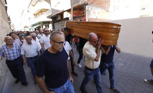 Familiares del niño asesinado portan el féretro en su funeral, este sábado, en Beniel.