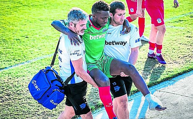 José Luis Rodríguez abandona el terreno de juego lesionado.
