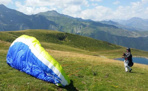 Cristina Mina, la única mujer federada en Álava, preparando su parapente para salir a volar. 